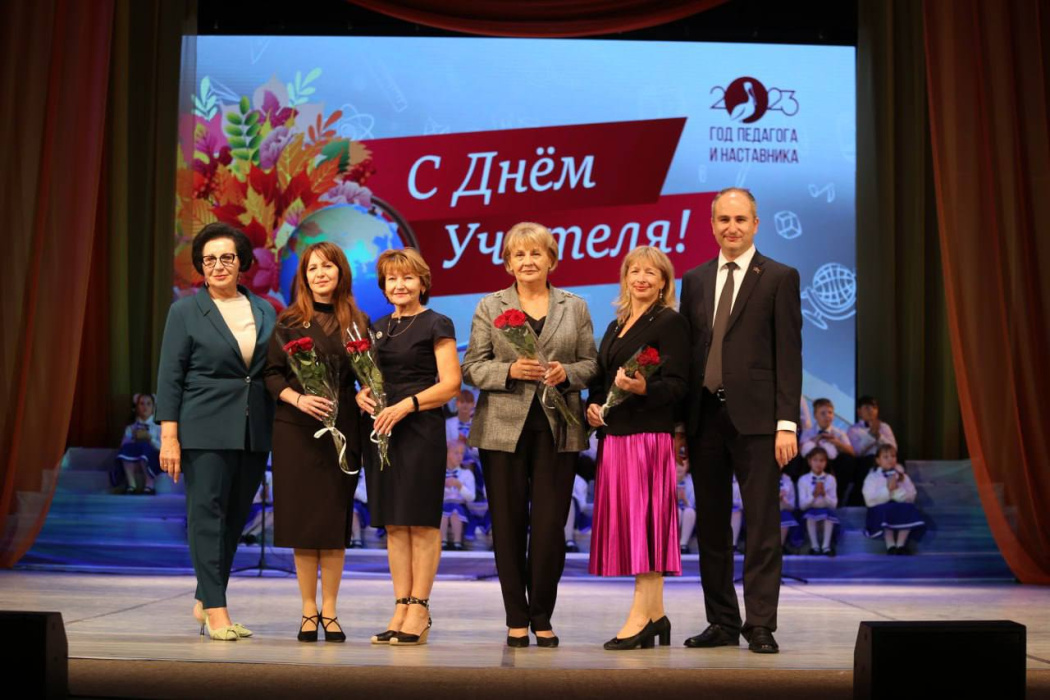 Более 60 педагогов Геленджика удостоены званий и наград 