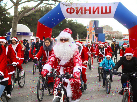 Деды Морозы в Геленджике пересели на велосипеды