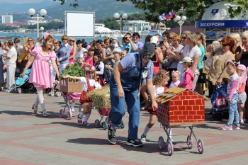Более 30 необычных детских средств передвижения представили на параде колясок в Геленджике