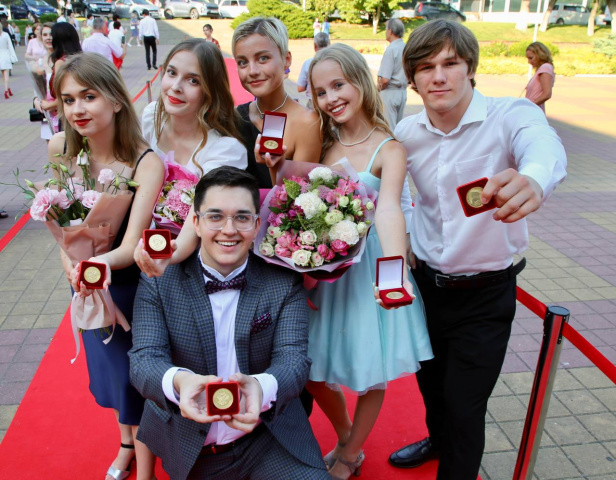 55 выпускников Геленджика получили медали «За особые успехи в учении» 