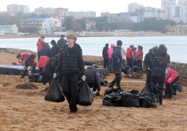  Волонтеры продолжают чистить пляжи
