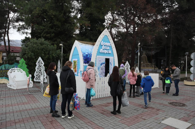 В Геленджике открылся домик Дедушки Мороза