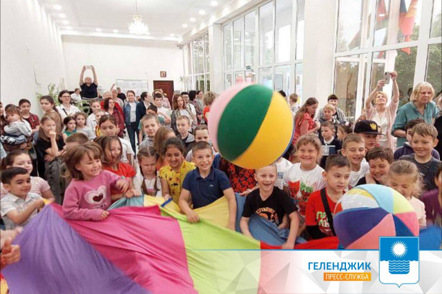 Сладкие подарки, игры, выступления творческих коллективов - для детей Кабардинского округа 