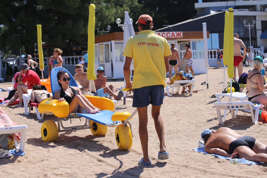 В Геленджике появилось специалезированное пляжное оборудование для маломобильных групп населения