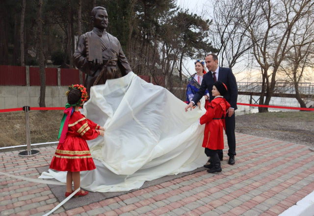  В хуторе Геленджика к 175-летию со дня рождения Федора Щербины открыли памятник 