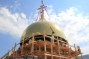 На строящийся собор Андрея Первозванного в Геленджике установили центральный купол
