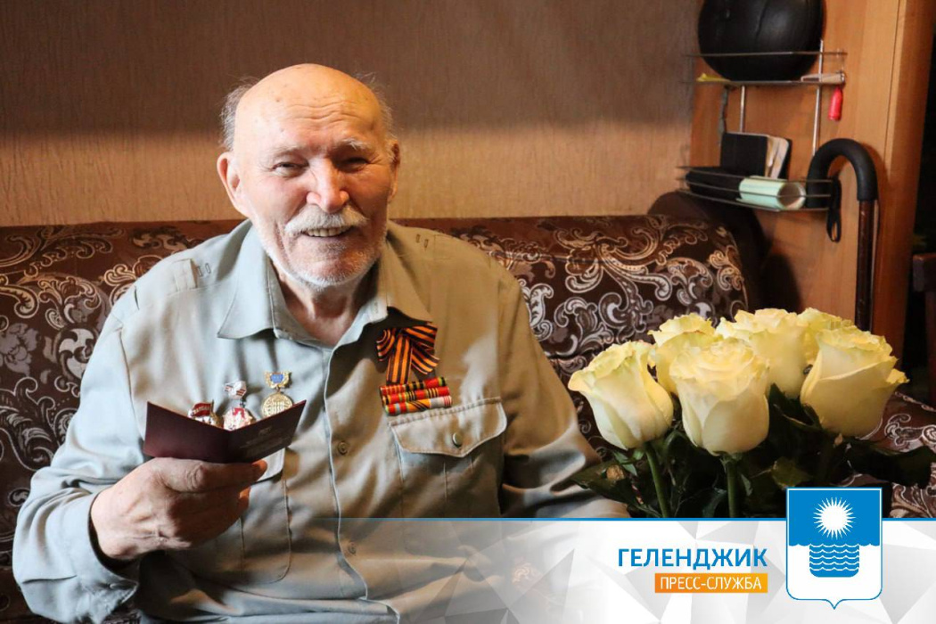 Документы «Почетного гражданина Геленджика» вручили еще одному ветерану