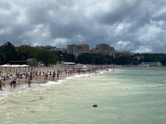 На пляжах Геленджика введен запрет на купания