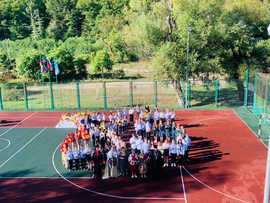Сельские школьники и работники культуры поздравили Кубань