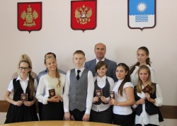 8 юных геленджичан получили паспорт из рук главы города Виктора Хрестина