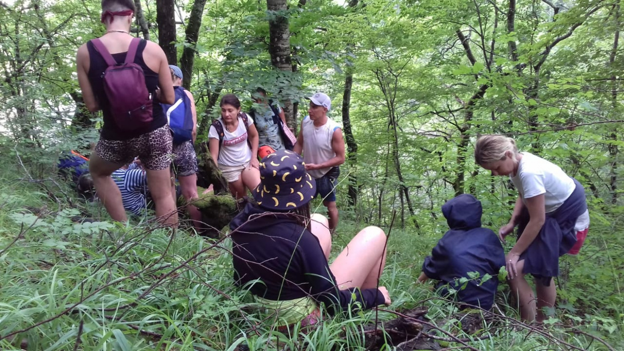 В горах Геленджика 18 часов искали туристов. Среди спасенных - пятеро детей и 11 взрослых