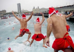 25 декабря в 13:00 на геленджикском городском пляже пройдет новогодний заплыв Дедов Морозов