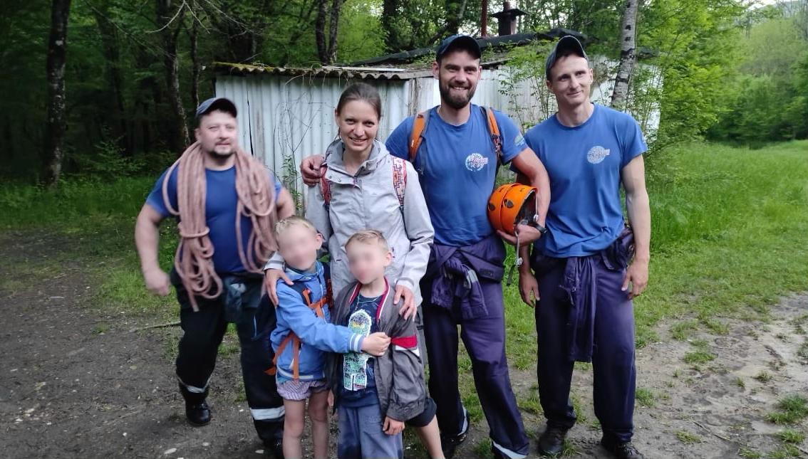 Москвичку с двумя детьми спасли в горах Геленджика.