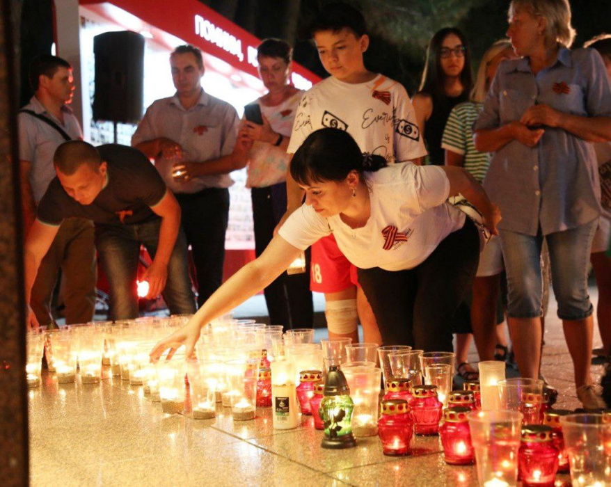 Около 3000 жителей Геленджика и округов приняли участие в акции "Свеча памяти"