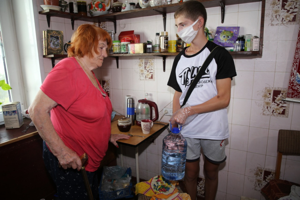 Геленджикские волонтеры продолжают развозить питьевую воду