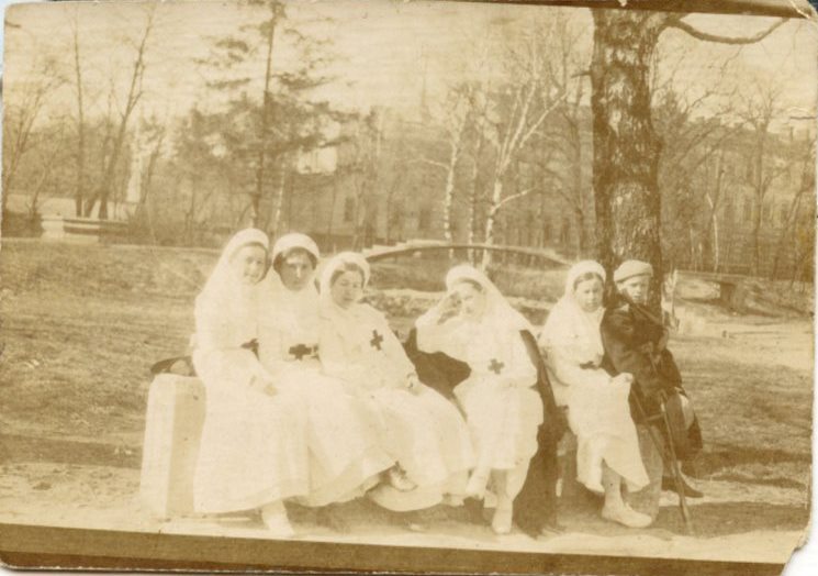 Врублевская Софья Евгеньевна (вторая справа), жена Блока (третья слева)