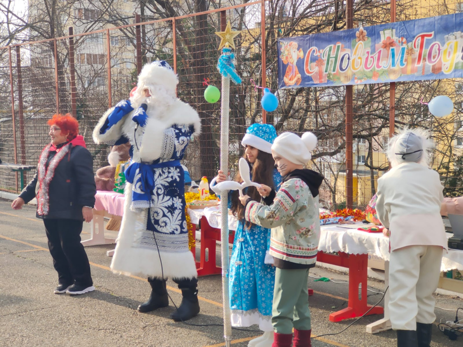 Дивноморские Дед Мороз и Снегурочка поздравили жителей с наступающим Новым годом