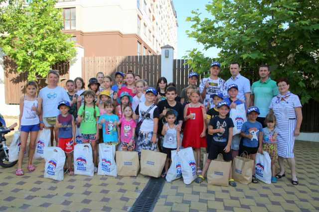 Активисты "Единой России" привезли помощь детям из ДНР