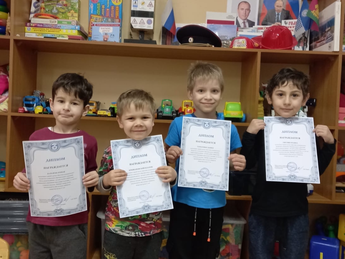 Территориальная избирательная комиссия Геленджикская наградила участников  конкурса детского рисунка и творческих работ