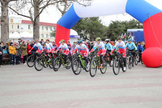 Сегодня 200 велосипедистов  проехали по набережной курорта со сборной России по велоспорту-маунтинбайк