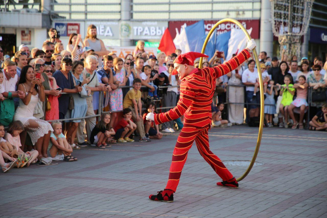 В Геленджике открылся второй фестиваль уличных театров "Передвижники"