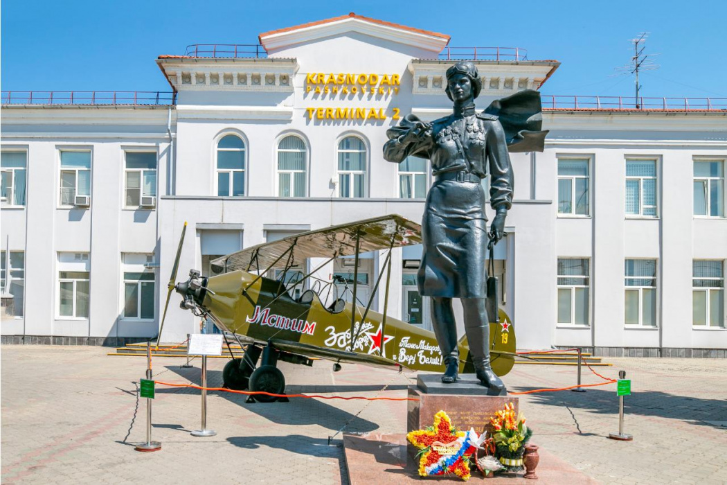 Не многие знают, что в Краснодаре на территории аэропорта стоит памятник знаменитой лётчицы Евдокии Бершанской