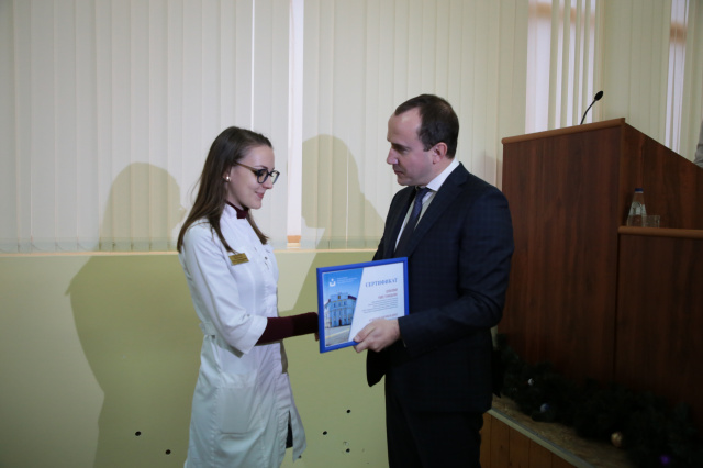 Геленджикским врачам вручили сертификаты на получение квартир