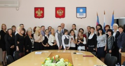 8 юных геленджичан получили паспорт из рук главы города Виктора Хрестина