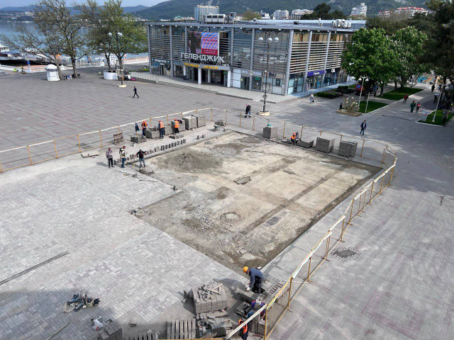 Работы на Центральной площади Геленджика завершат к 1 мая