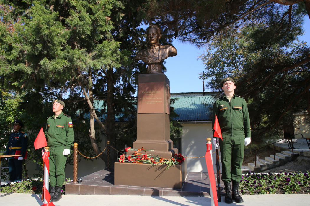 Бюст Рихарда Зорге легендарного советского разведчика установили на территории воинской части