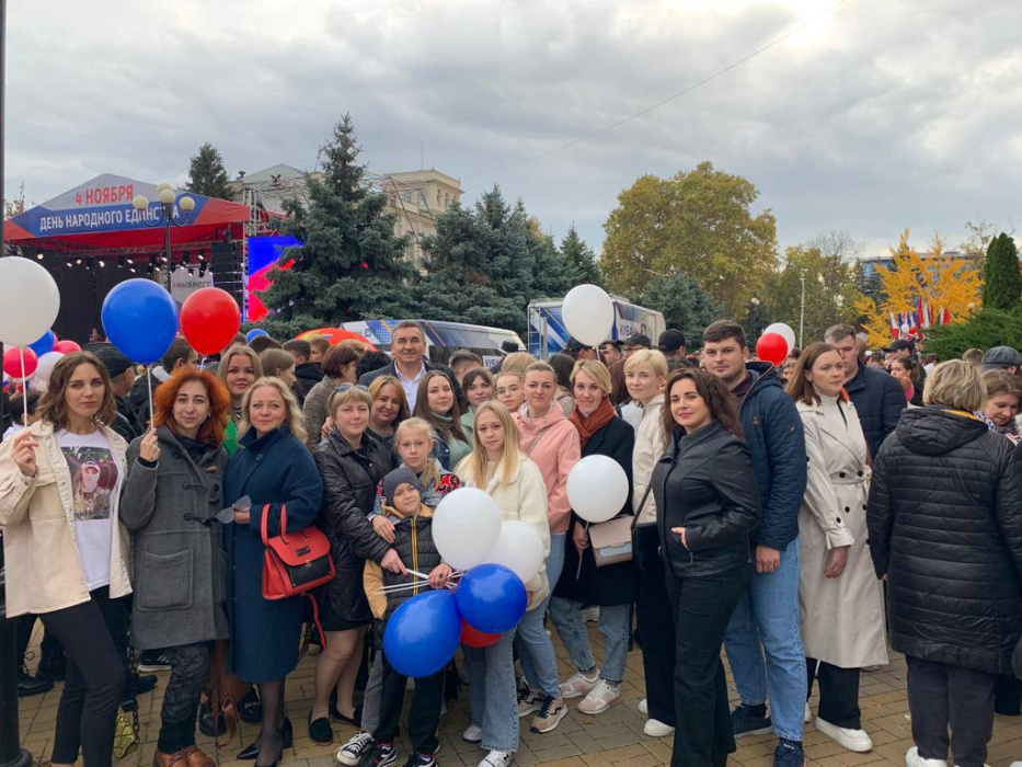 300 геленджичан отмечают День народного единства на главной площади Кубани