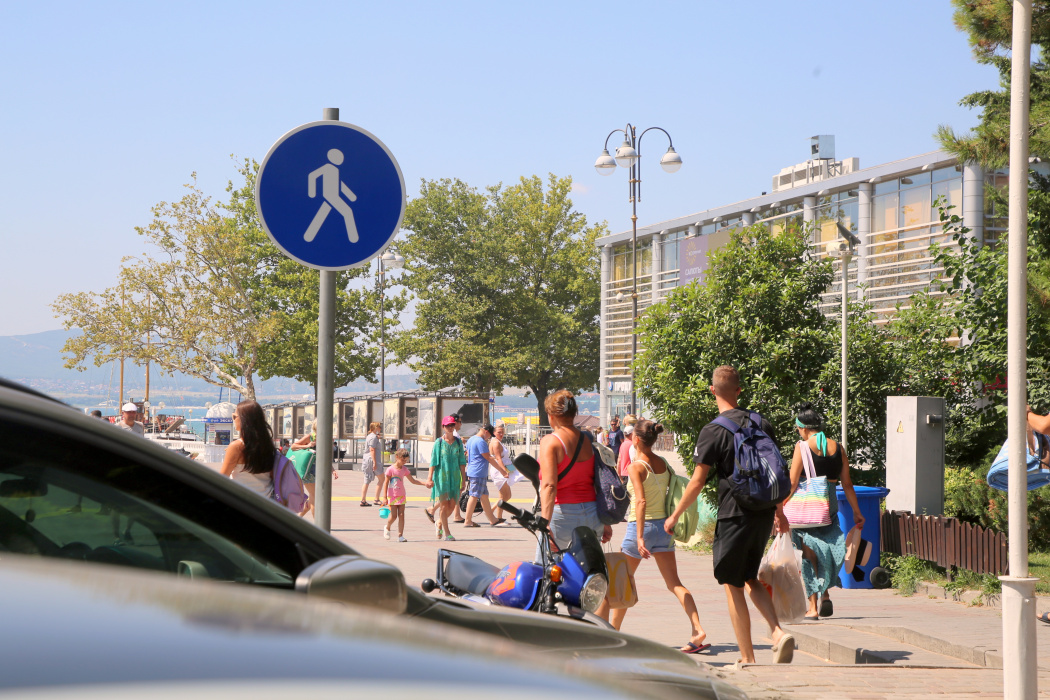 Знаки "Пешеходная дорожка" устанавливают на набережной Геленджика