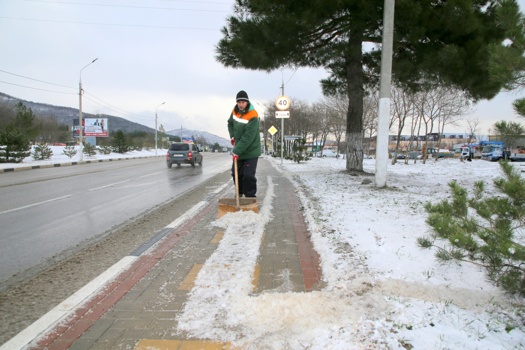 Коммунальщики оперативно расчистили дороги и тротуары Геленджика