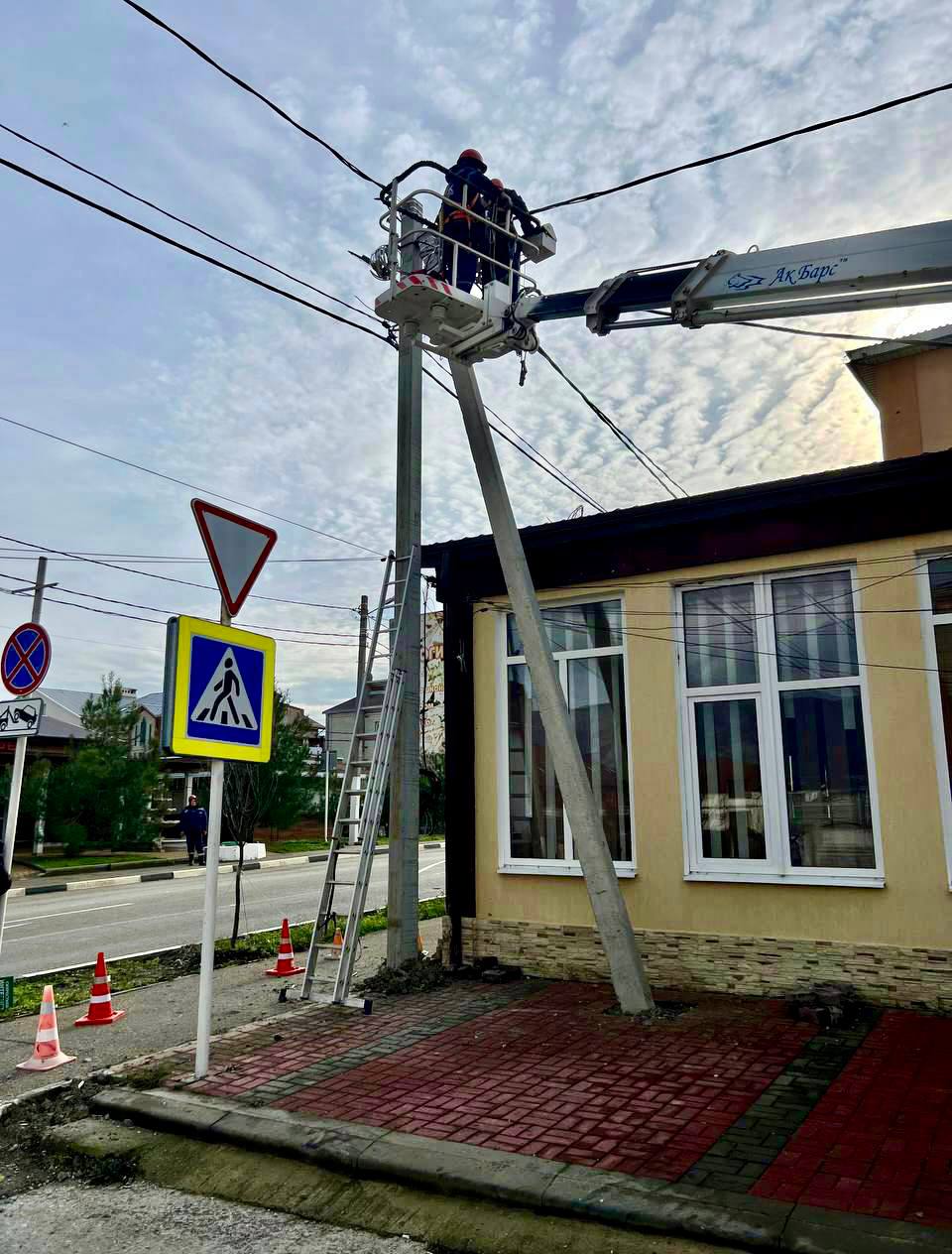 В районе Тонкий мыс произвели замену аварийных опор линий электропередач по улицам Десантная, Черниговская и Набережная.