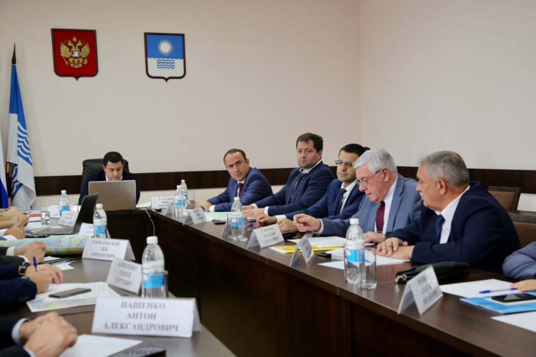 Замминистра Никита Стасишин провел совещание по строительству новых очистных сооружений в Геленджике