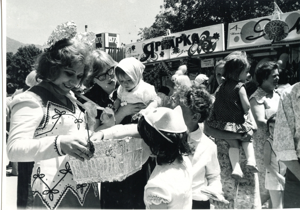 Ярмарка, посвященная открытию курортного сезона в Геленджике 4 июня 1977 года, фото С. Г. Каторжнова (фонд фотодокументов, №513)