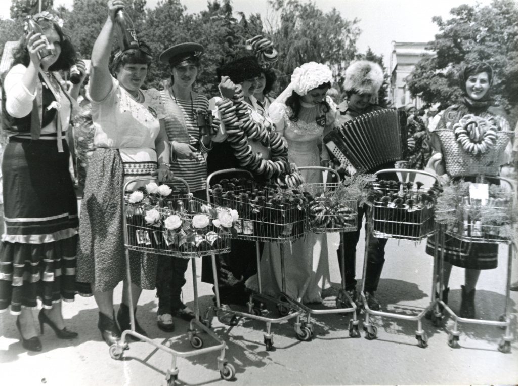 Ярмарка в честь открытия «Сезона-1983», 4 июня 1983 год, город Геленджик, фото С. Г. Каторжнова (фонд фотодокументов, №371)
