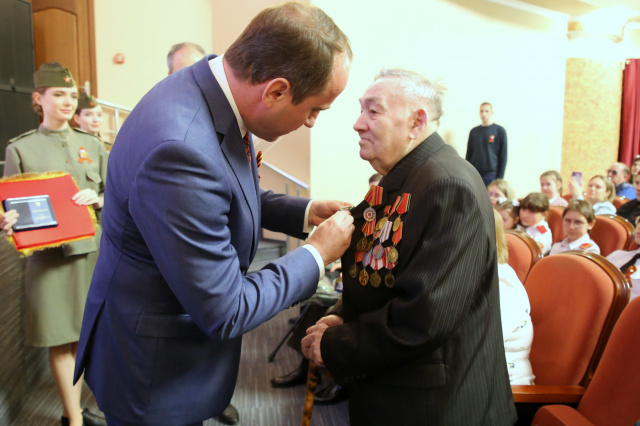 Глава Геленджика наградил ветеранов медалями «За активную военно-патриотическую работу»